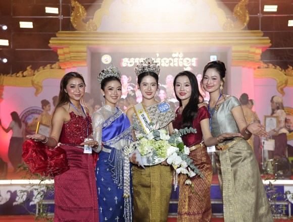 កម្មវិធីប្រឡង «សម្រស់នារីខ្មែរក្រោម» នៅស្វាយសៀមចាស់ ស្ថិតនៅក្នុងស្រុកថ្កូវ ខេត្តព្រះត្រពាំង កម្ពុជាក្រោម កាលពីថ្ងៃទី ០២ ខែមករា។ រូប៖ ផ្តល់ឱ្យ កម្មវិធីប្រឡង «សម្រស់នារីខ្មែរក្រោម» នៅស្វាយសៀមចាស់ ស្ថិតនៅក្នុងស្រុកថ្កូវ ខេត្តព្រះត្រពាំង កម្ពុជាក្រោម កាលពីថ្ងៃទី ០២ ខែមករា។ រូប៖ ផ្តល់ឱ្យ