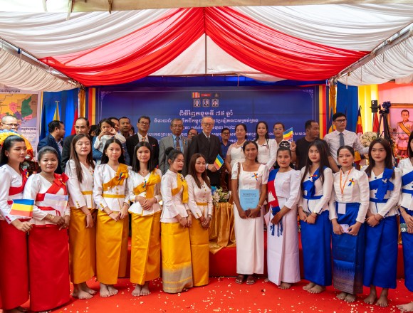 ពលរដ្ឋចូលរួមពិធីរំឮកខួប ៧៥ ឆ្នាំ បារាំង​ផ្ទេរទឹកដីកម្ពុជាក្រោម​ ទៅឱ្យ​វៀតណាម នៅវត្តសាមគ្គីរង្សី រាជធានីភ្នំពេញ។ រូប៖ សារព័ត៌មាន ព្រៃនគរ