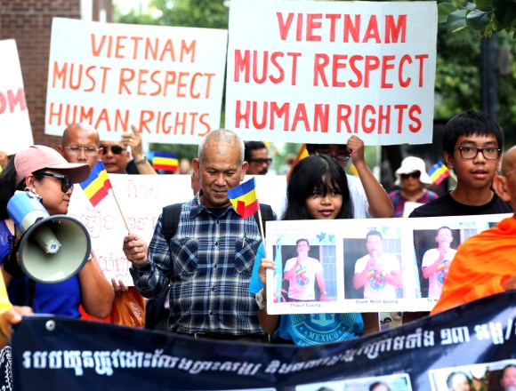 ពលរដ្ឋខ្មែរក្រោមរស់នៅសហរដ្ឋអាមេរិក មកពីទ្វីបអឺរុប និងប្រទេសកម្ពុជា ប្រមាណ ៥០ នាក់ នៅថ្ងៃទី ១១ ខែកក្កដា បានធ្វើបាតុកម្មនៅមុខស្ថានទូតវៀតណាម។ រូប៖ RFA Khmer ពលរដ្ឋខ្មែរក្រោមរស់នៅសហរដ្ឋអាមេរិក មកពីទ្វីបអឺរុប និងប្រទេសកម្ពុជា ប្រមាណ ៥០ នាក់ នៅថ្ងៃទី ១១ ខែកក្កដា បានធ្វើបាតុកម្មនៅមុខស្ថានទូតវៀតណាម។ រូប៖ RFA Khmer