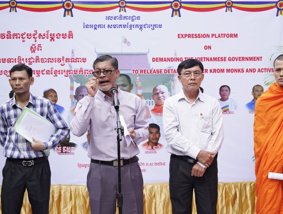 បណ្ឌិត សឺន ជុំជួន ថ្លែងសារ ក្នុងពិធីសម្តែងមតិតវ៉ាទាមទារឱ្យវៀតណាមដោះលែងព្រះសង្ឃ និងពលរដ្ឋខ្មែរក្រោម ១៦ អង្គ/នាក់ កាលពីថ្ងៃទី ២៩ ខែមេសា ឆ្នាំ ២០២៥។ រូប៖ សារព័ត៌មាន ព្រៃនគរ បណ្ឌិត សឺន ជុំជួន ថ្លែងសារ ក្នុងពិធីសម្តែងមតិតវ៉ាទាមទារឱ្យវៀតណាមដោះលែងព្រះសង្ឃ និងពលរដ្ឋខ្មែរក្រោម ១៦ អង្គ/នាក់ កាលពីថ្ងៃទី ២៩ ខែមេសា ឆ្នាំ ២០២៥។ រូប៖ សារព័ត៌មាន ព្រៃនគរ